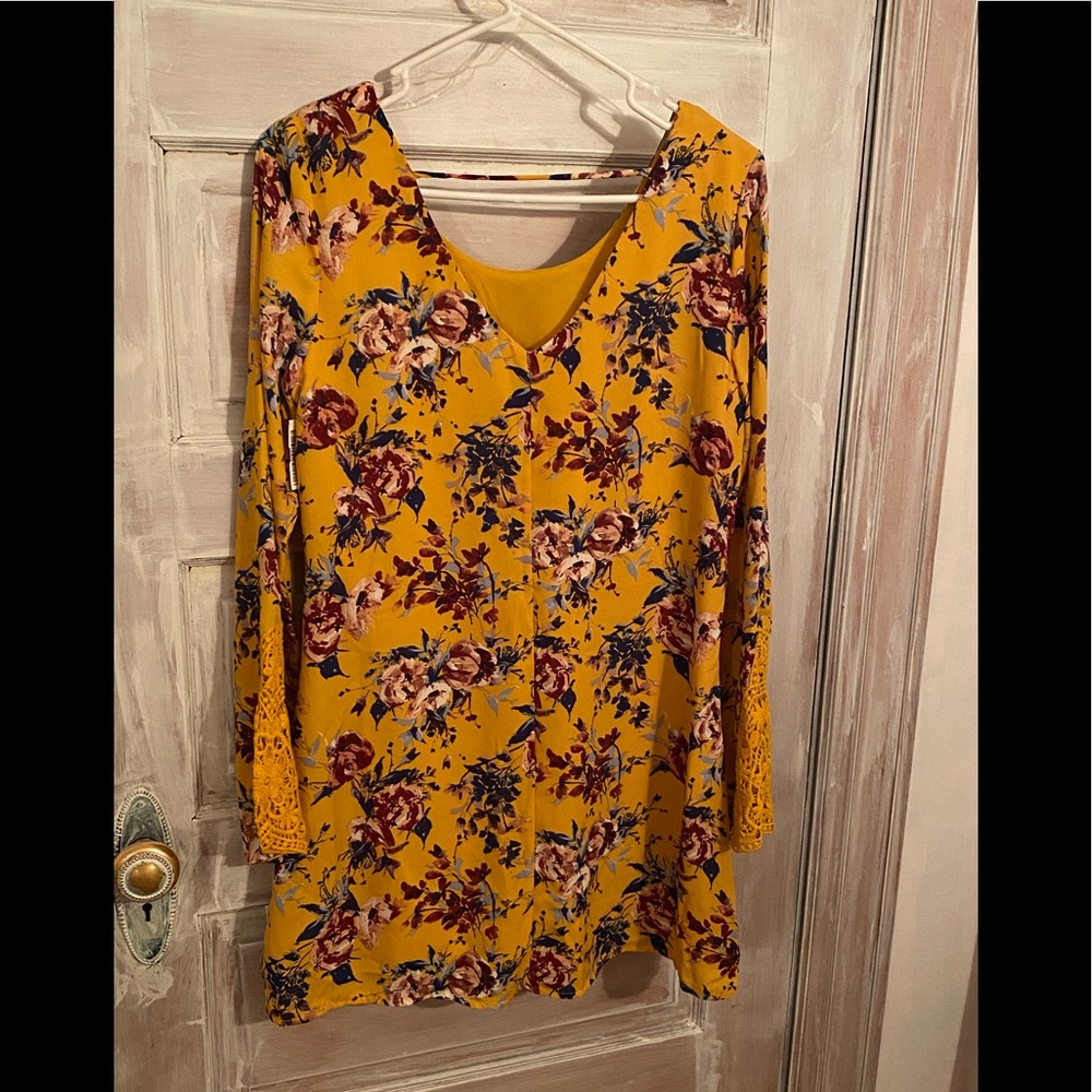 Mini dress, never worn.